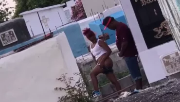 Teniendo relaciones íntimas con una persona en el camposanto