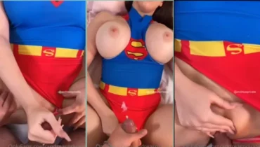 Andrea, la increíble chica Super, protagonizando contenido para sus seguidores en OnlyFans