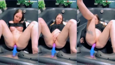 Babi Palomas realizando estimulación anal con un consolador