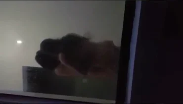 Jóvenes mujeres brasileñas manteniendo relaciones sexuales en la ducha